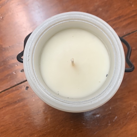 Milkhouse Candle Co. Tiki Beach Flower - Picture 2 of 4